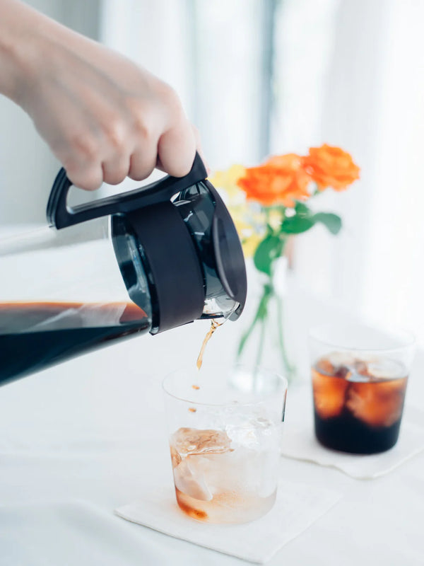 hario_mcpn-14-b_mizudashi-cold-brewer_black_pouring_1.webp Hario Mizudashi Cold Brewer (Black)